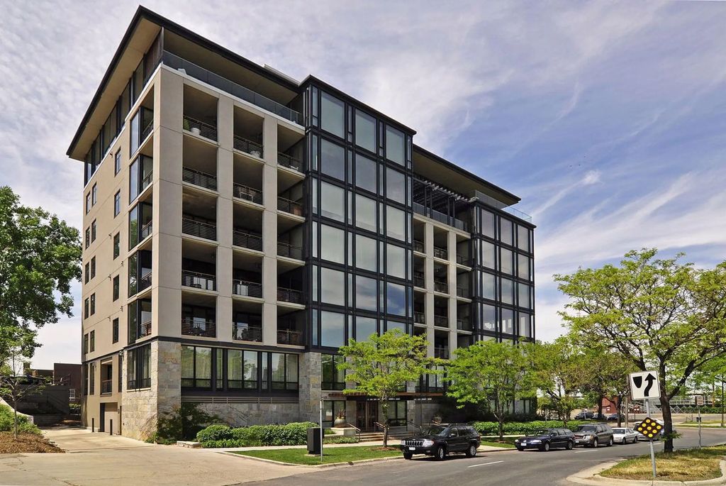 301 Kenwood Parkway 302, Minneapolis