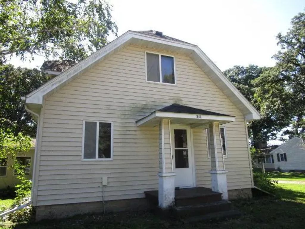 216 Main Street E, Geneva