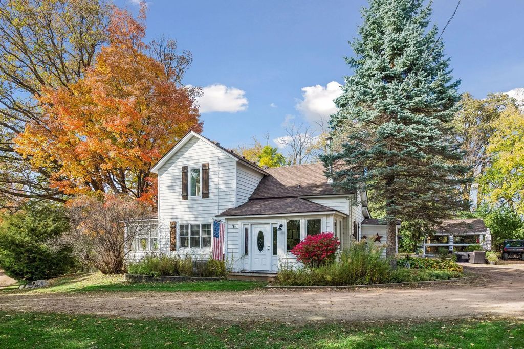 660 N Shore Drive W, Orono