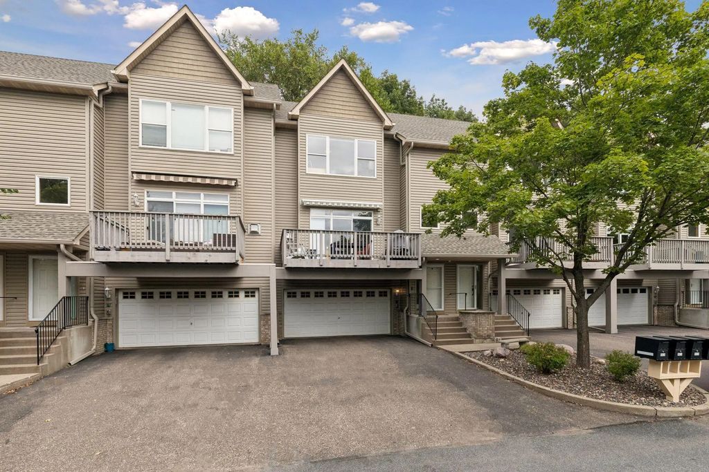 9820 Cove Drive, Minnetonka