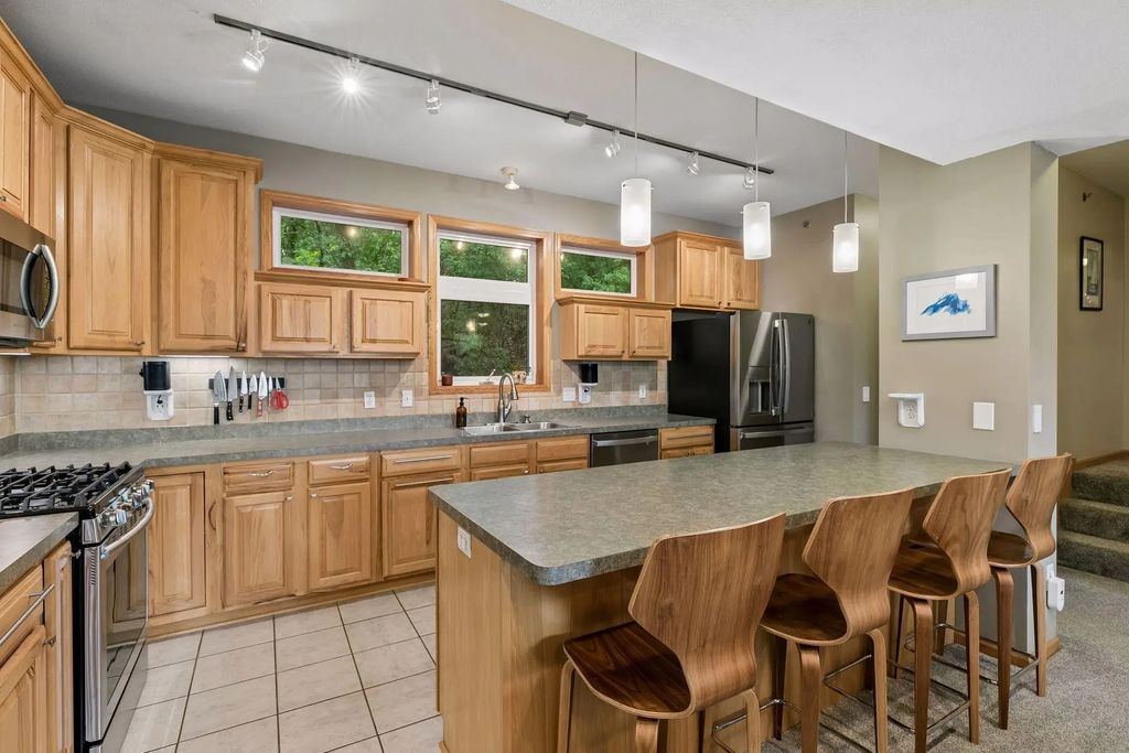 9820 Cove Drive, Minnetonka