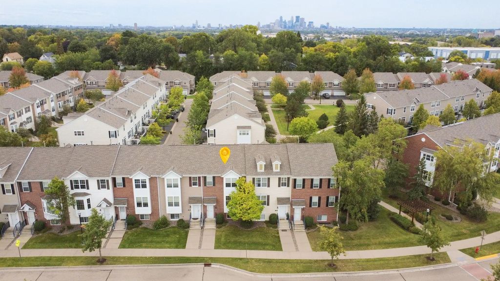 554 Huset Parkway Ne, Columbia Heights