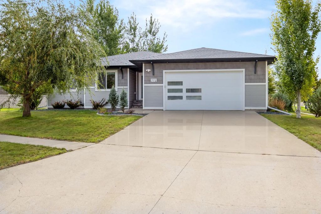 772 35th Avenue E, West Fargo