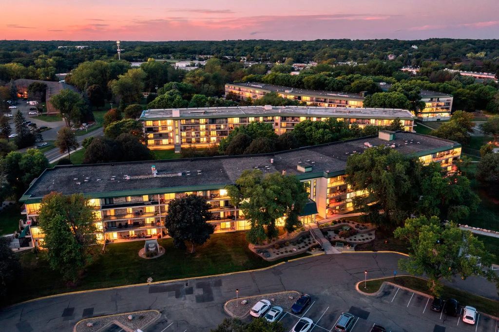 10501 Cedar Lake Road 512, Minnetonka