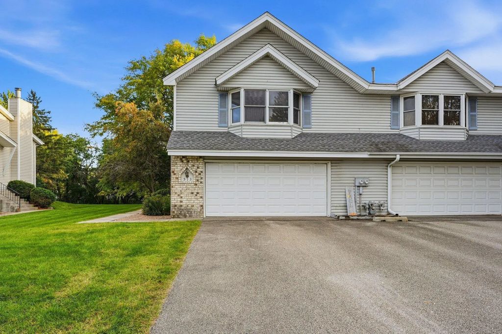 513 Upper Wood Way, Burnsville