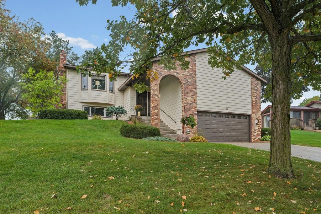 1142 Parkview Lane, Eagan