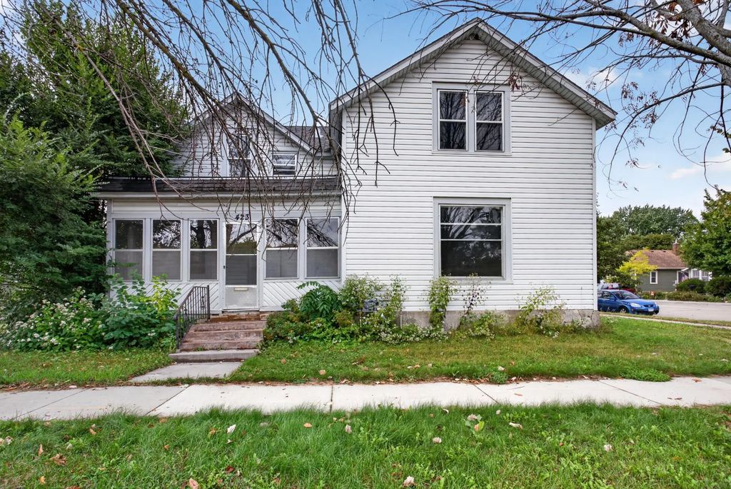423 N Ash Street, Chaska