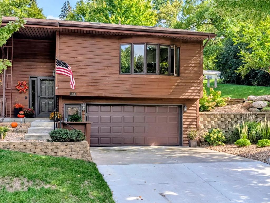 1202 Oak Drive, Montevideo