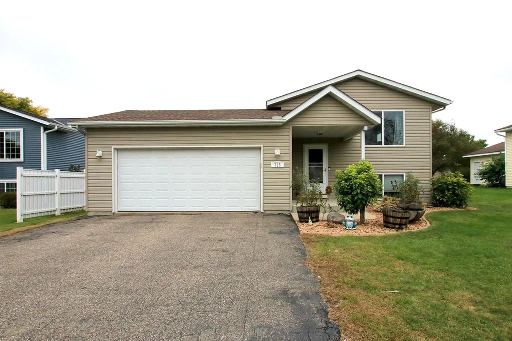 715 Louisiana Street Nw, Hutchinson