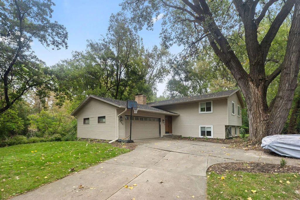 7532 Xerxes Avenue N, Brooklyn Park