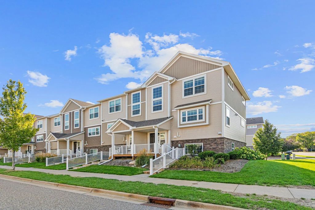 7561 Woods Edge Boulevard, Circle Pines