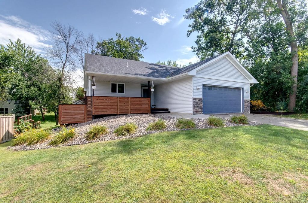 320 4th Avenue Ne, Lonsdale