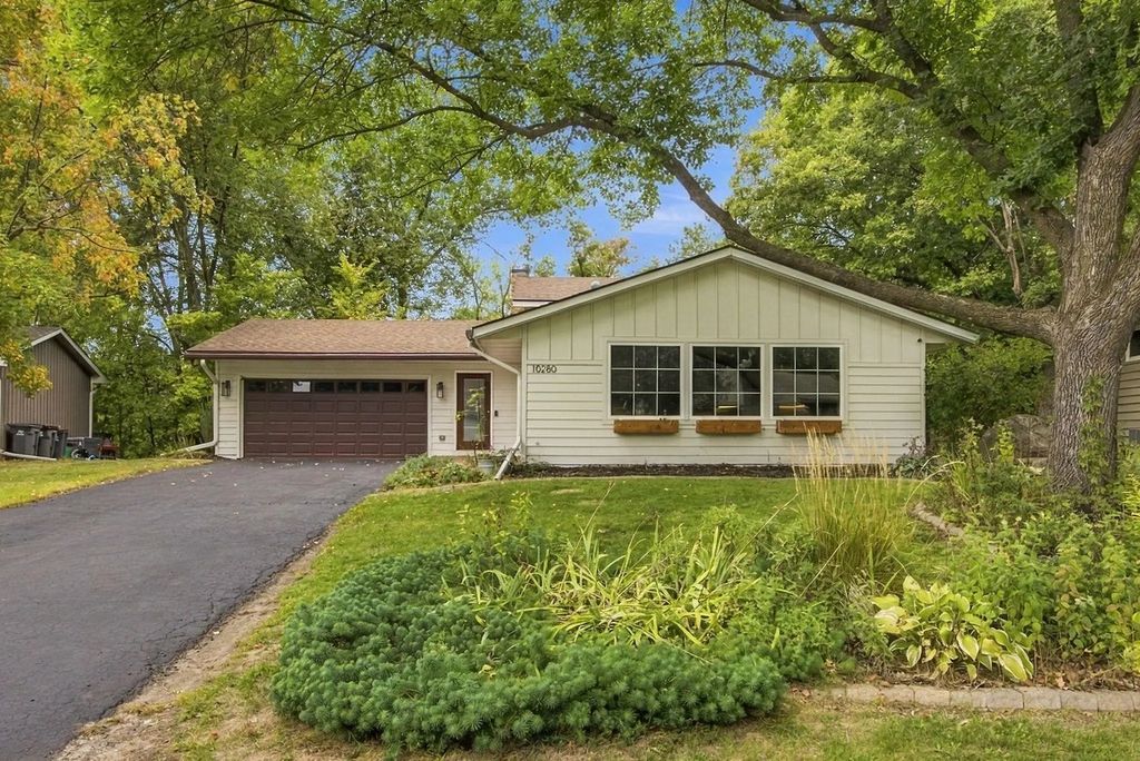 10280 Amsden Way, Eden Prairie