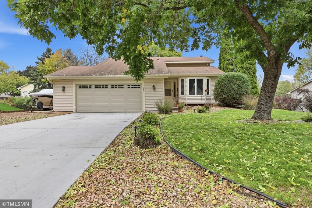 720 Sierra Trail, Chanhassen