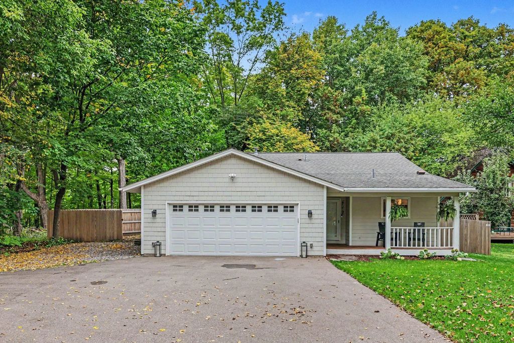 6112 Bartlett Boulevard, Mound