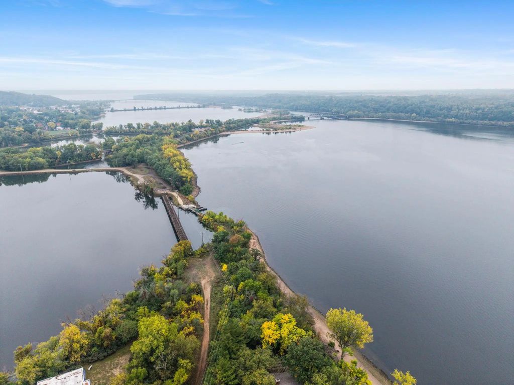 215 Eastbank Court N, Hudson