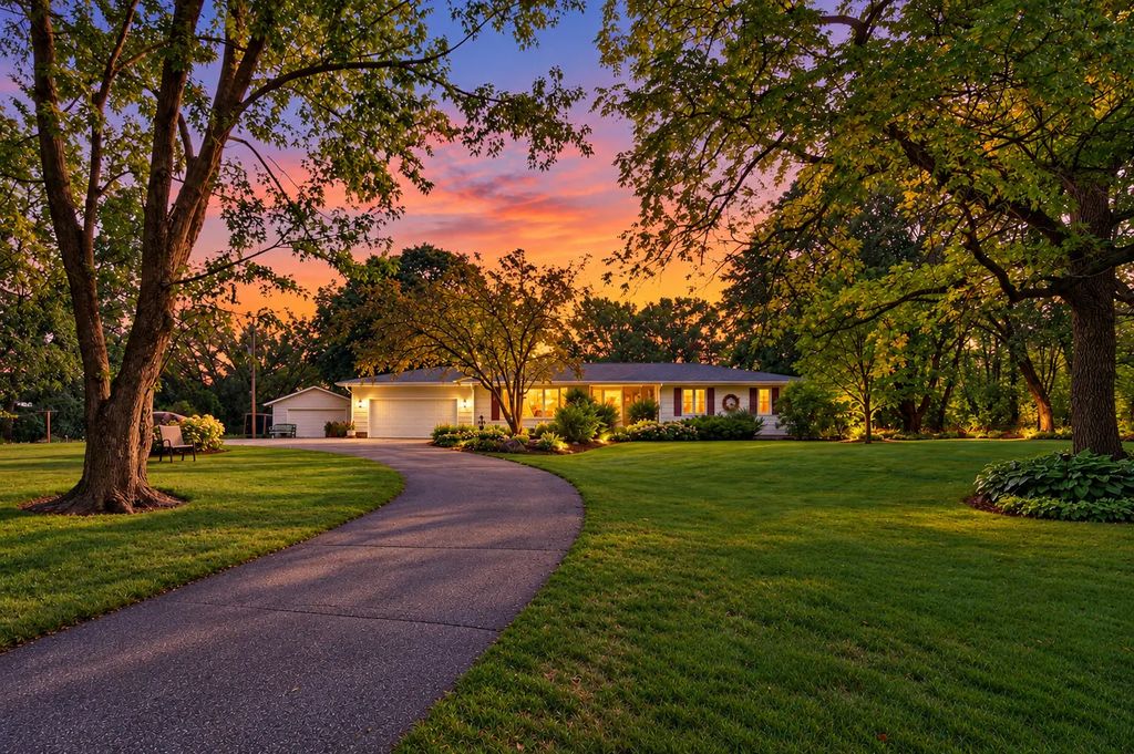 22015 Pillsbury Avenue, Lakeville
