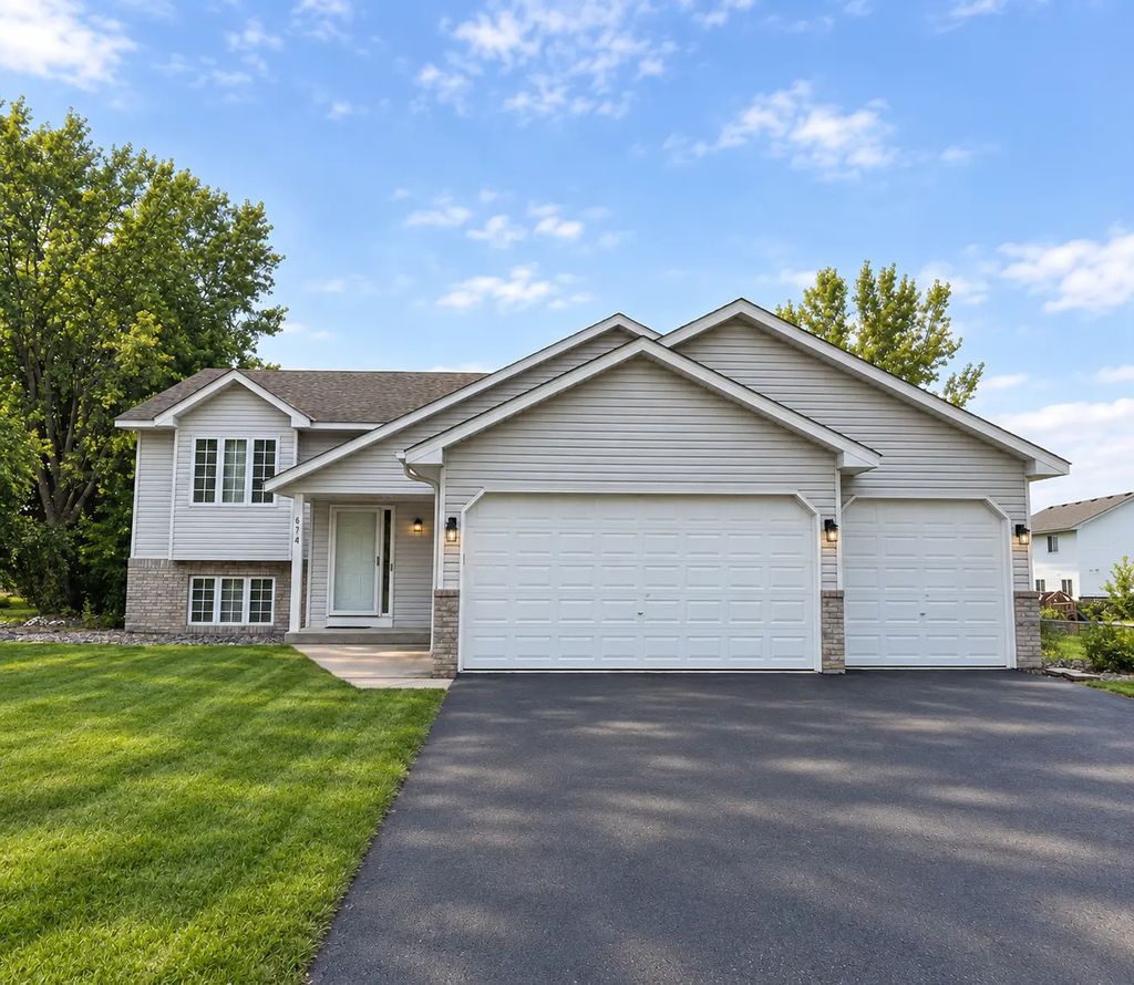 674 Lois Lane, Lino Lakes