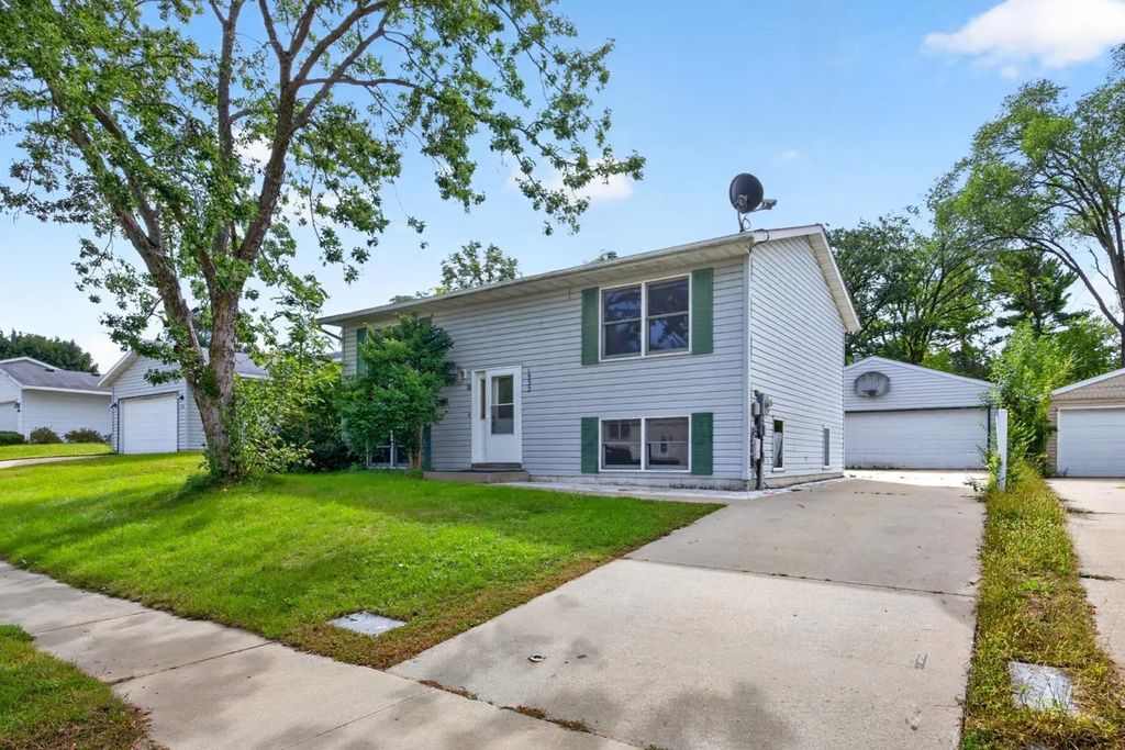 1932 S Village Drive Se, Rochester