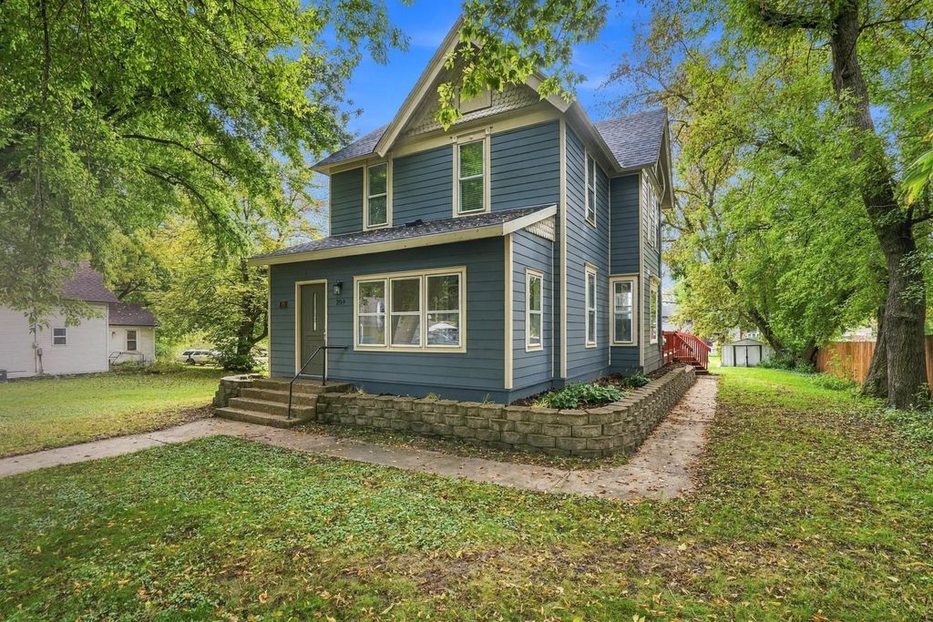 209 4th Street E, Carver
