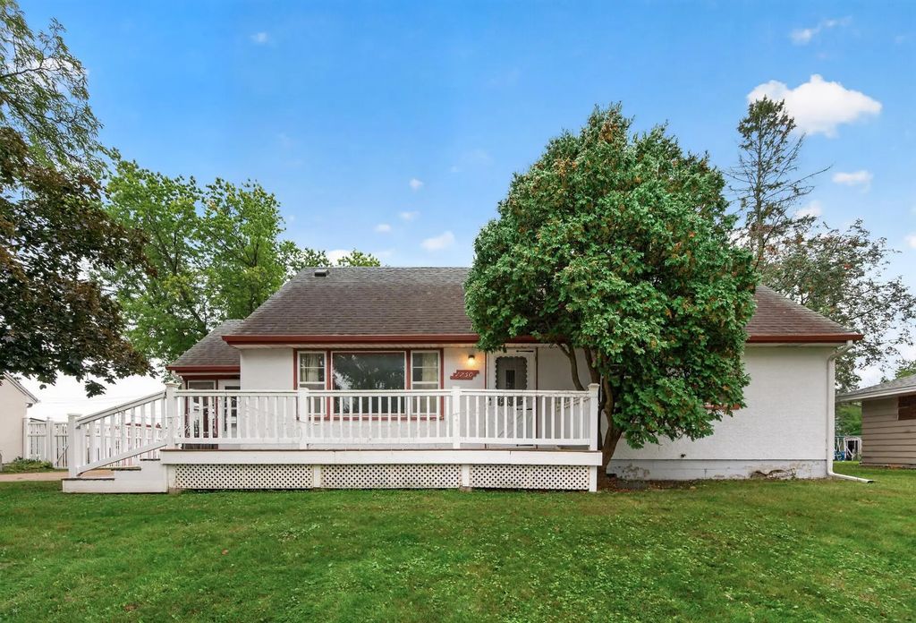 1750 Lark Avenue, Maplewood