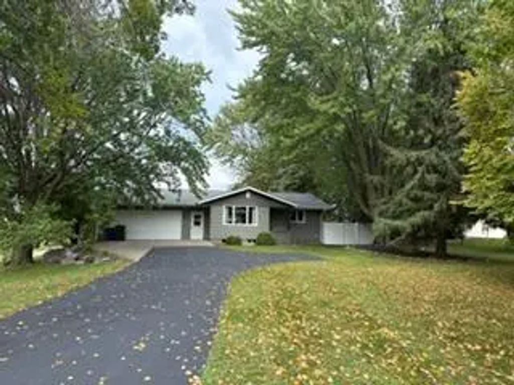 8295 70th Street W, Lonsdale