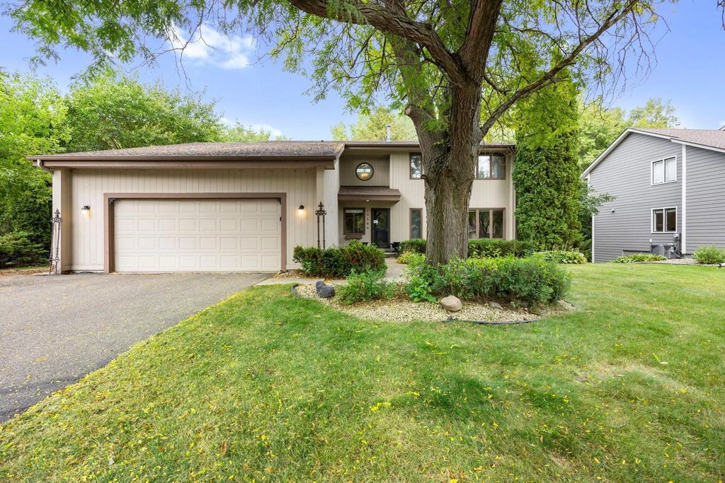 15588 Canyon Ridge, Eden Prairie