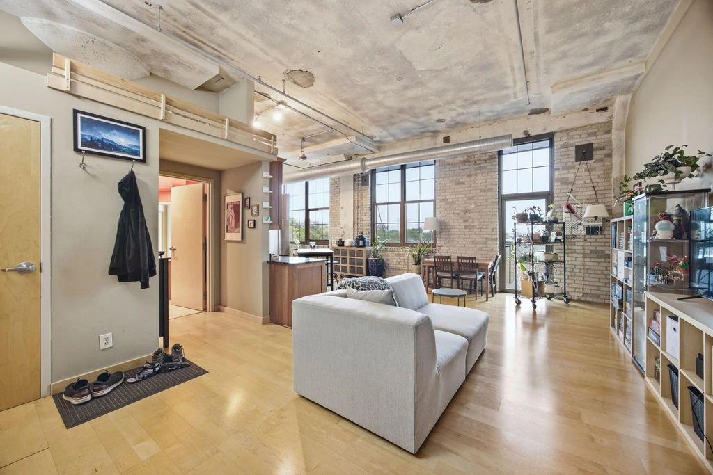 1901 E Hennepin Avenue 303, Minneapolis