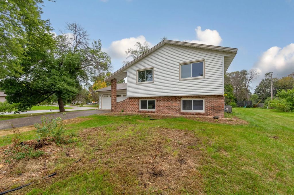 8101 Ewing Avenue N, Brooklyn Park