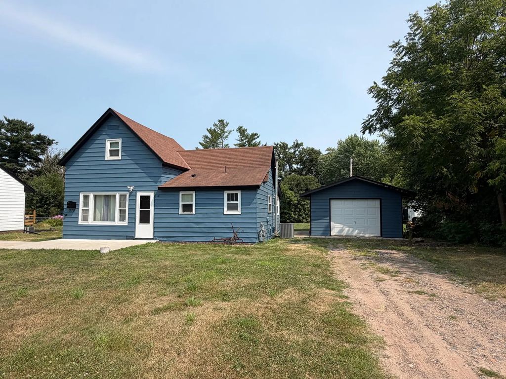 318 Grove Street N, Mora