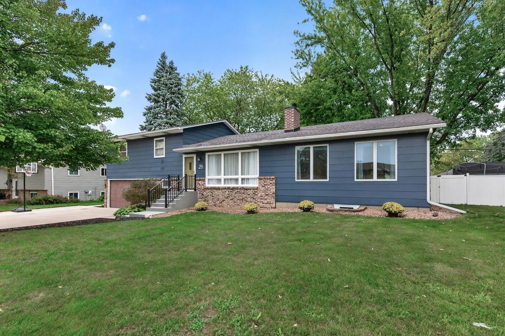28 Sterling Street N, Maplewood