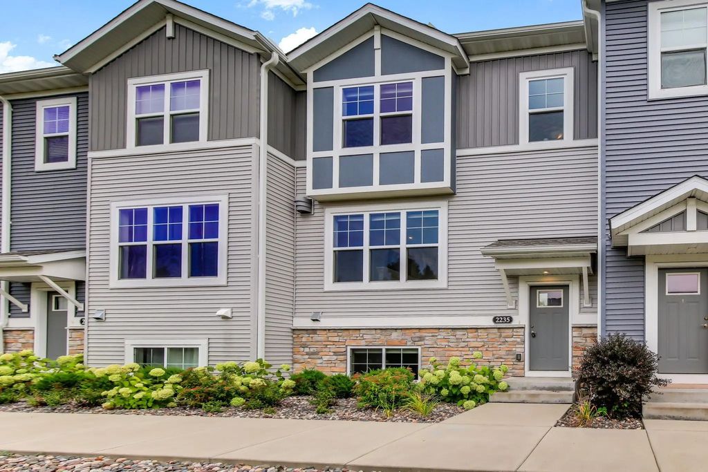 2235 Gateway Curve, North Saint Paul