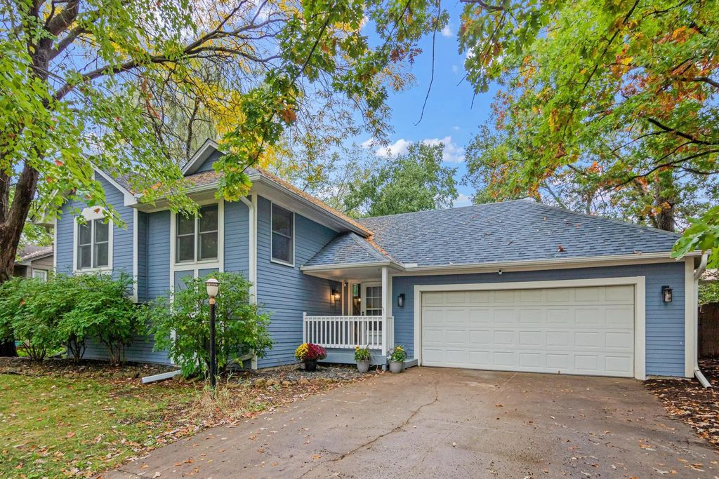 2365 Hillwood Drive E, Maplewood