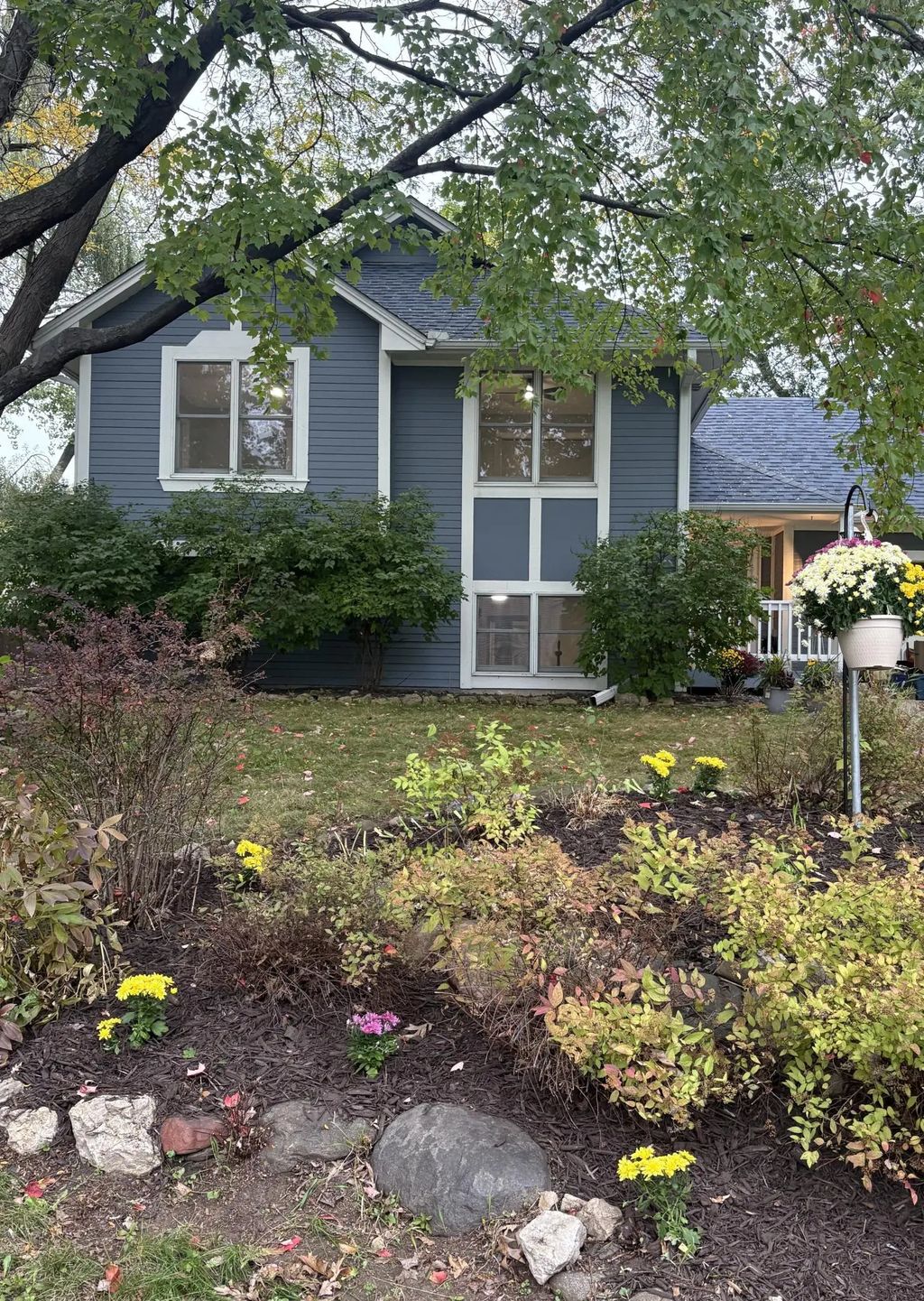 2365 Hillwood Drive E, Maplewood