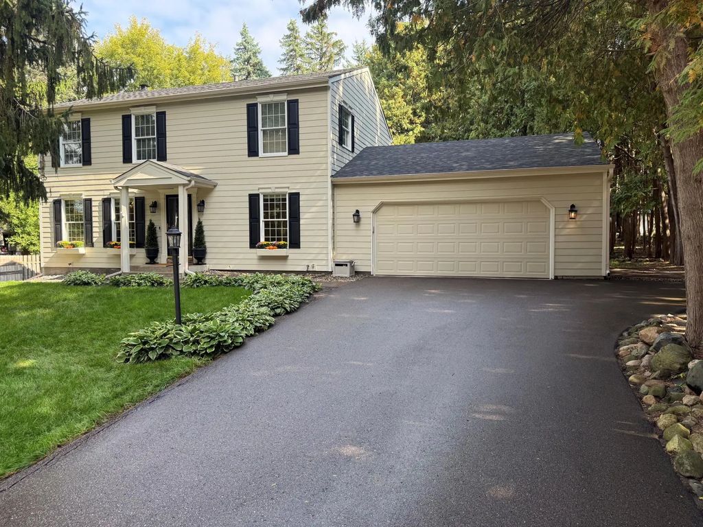 7829 Somerset Circle, Woodbury