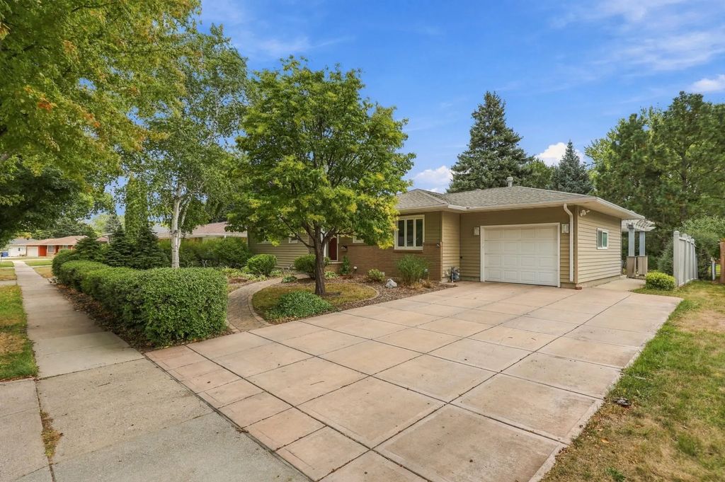 2831 Edgewood Drive N, Fargo