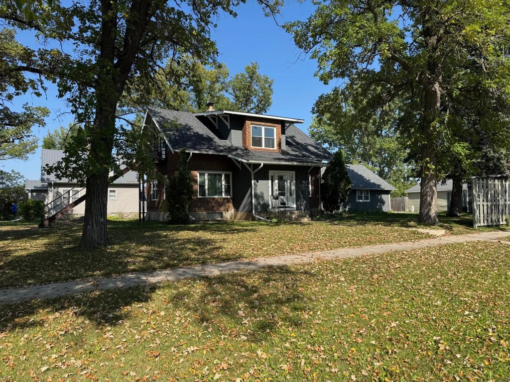 117 Zeh Street W, Thief River Falls