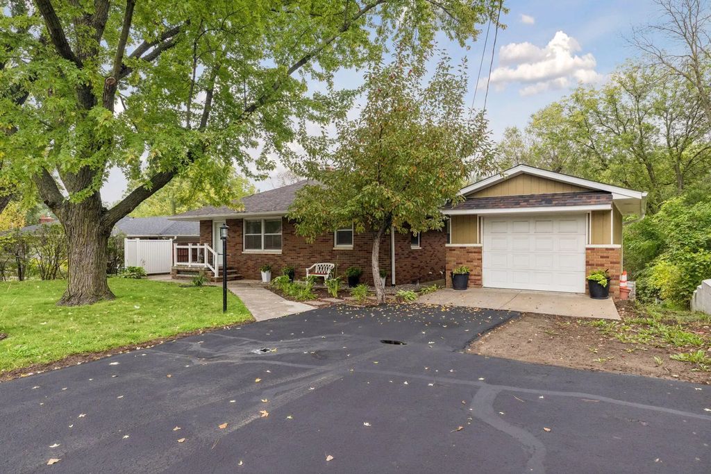 1814 Mcknight Road N, Maplewood