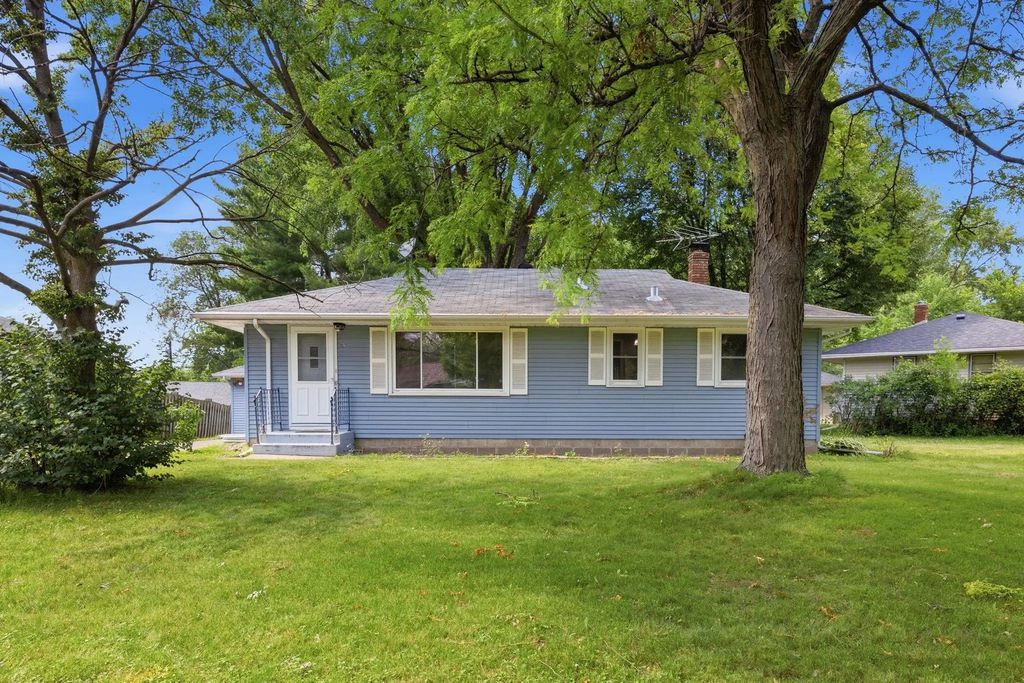 821 Sterling Street N, Maplewood