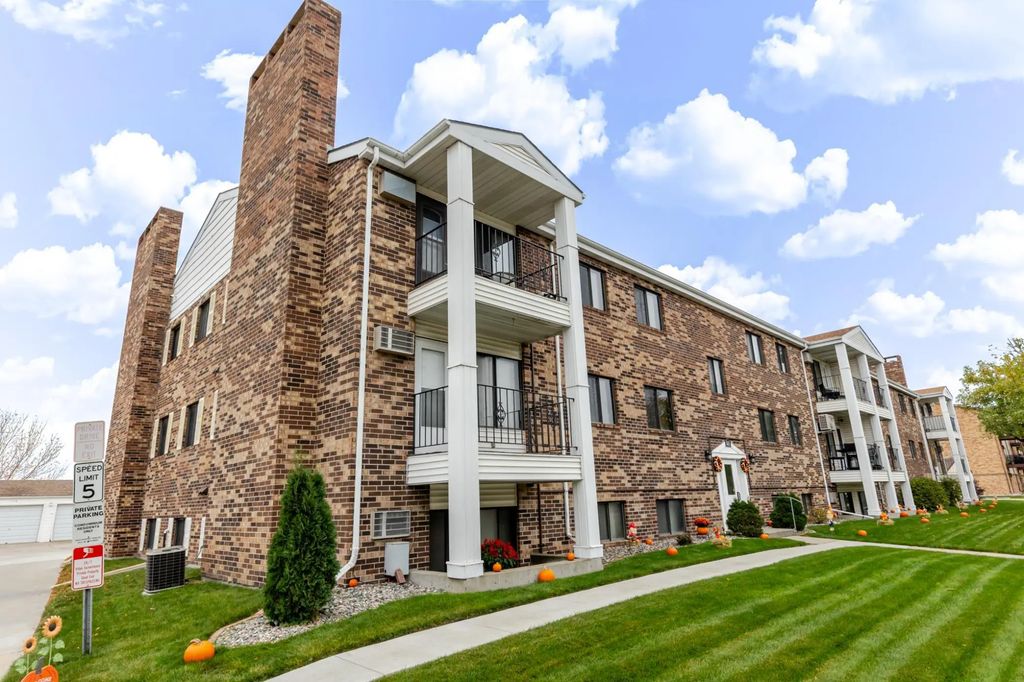 341 Prairiewood Circle S 207, Fargo