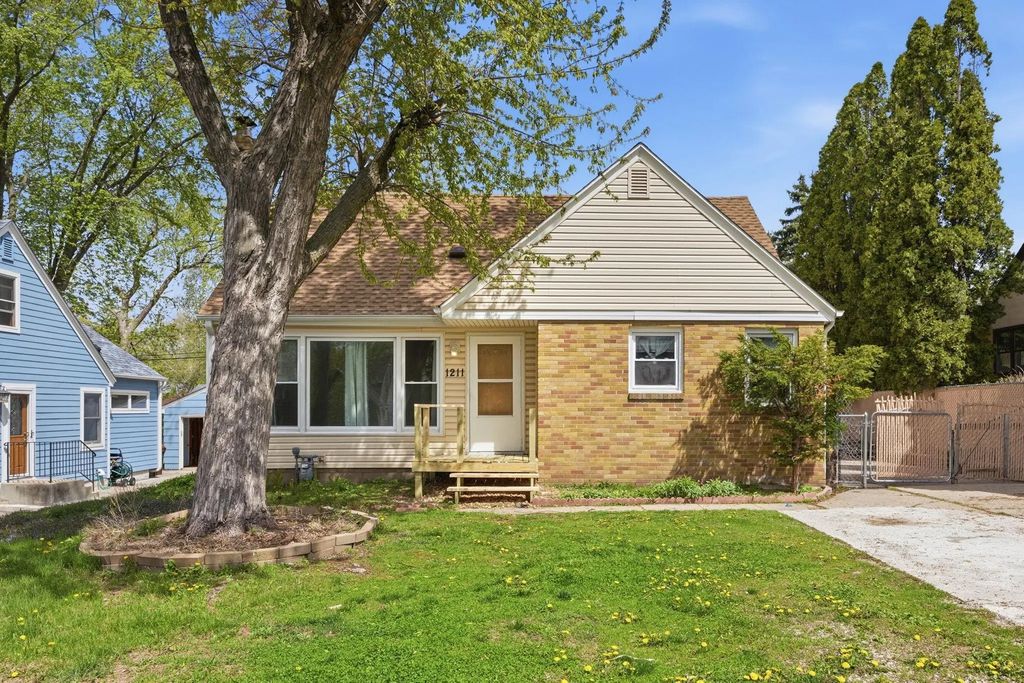 1211 Lealand Road E, Maplewood