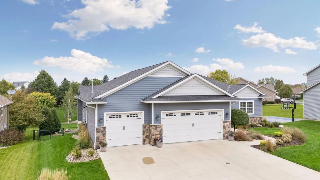 1610 Manchester Place, Waconia