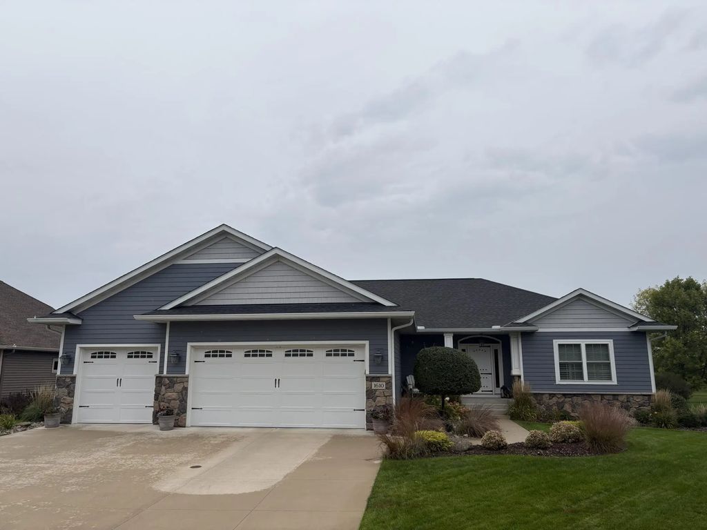 1610 Manchester Place, Waconia