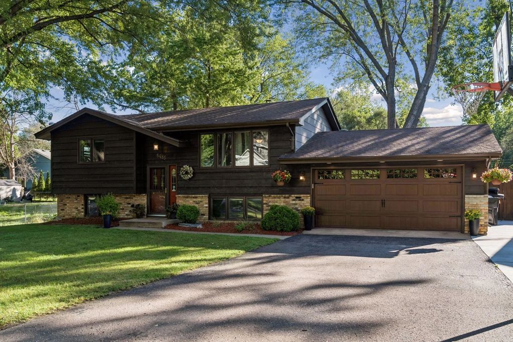 8485 Red Oak Drive, Mounds View