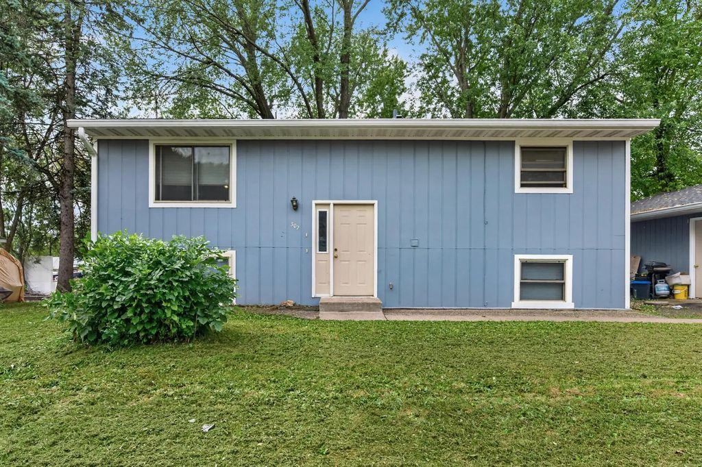 302 W Maple Street, Roberts
