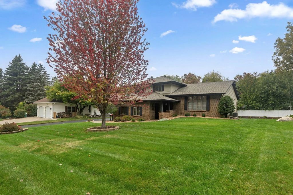 481 Marie Avenue W, West Saint Paul