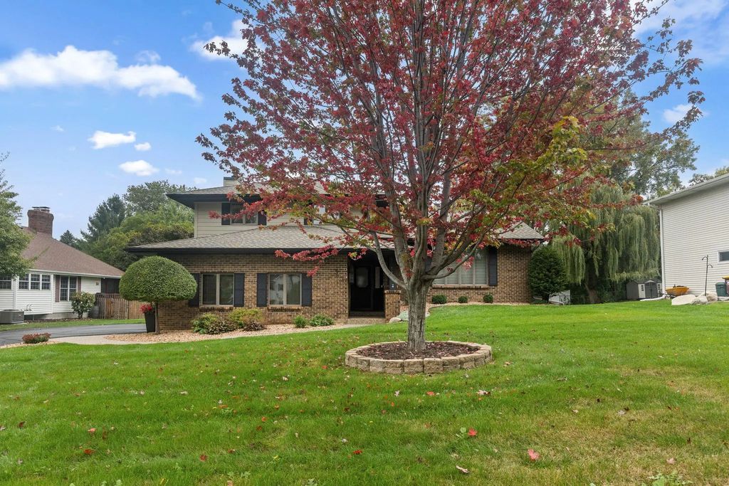 481 Marie Avenue W, West Saint Paul