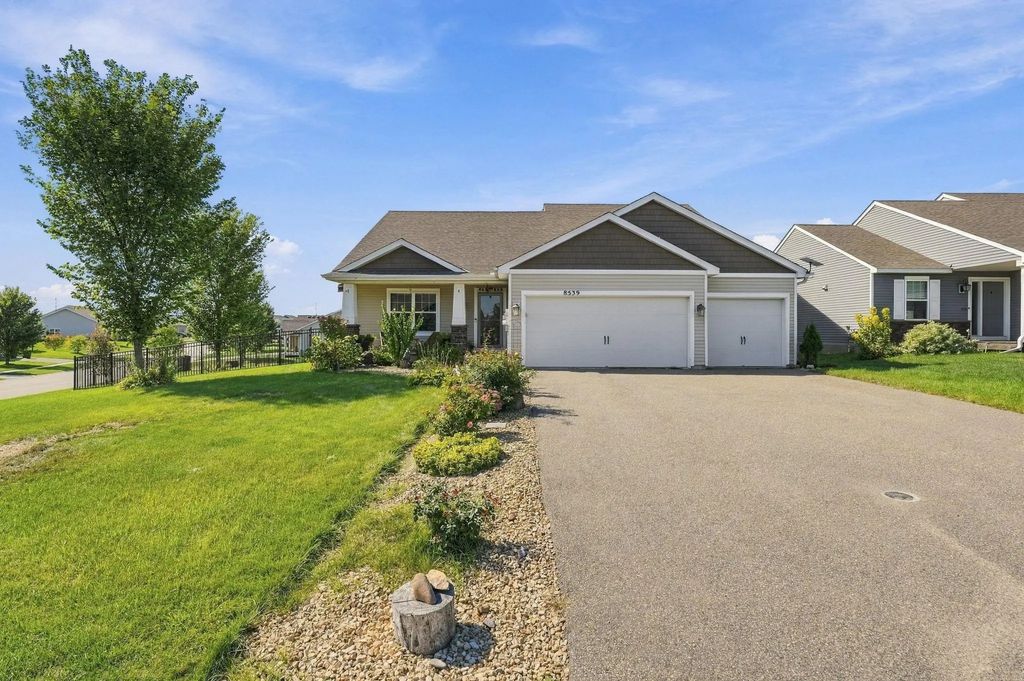 8539 Titanium Circle, Woodbury