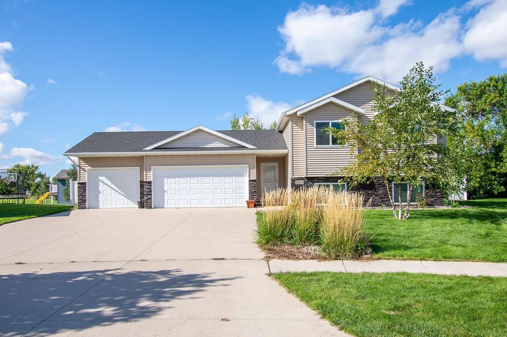 5883 Autumn Drive S, Fargo