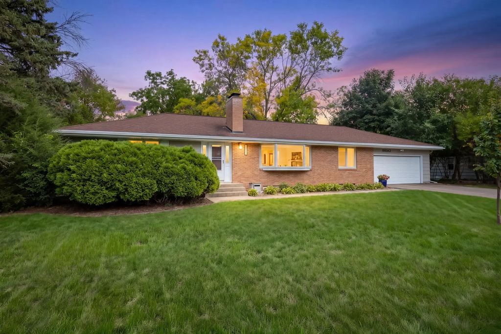 10800 Oak Knoll Terrace N, Minnetonka